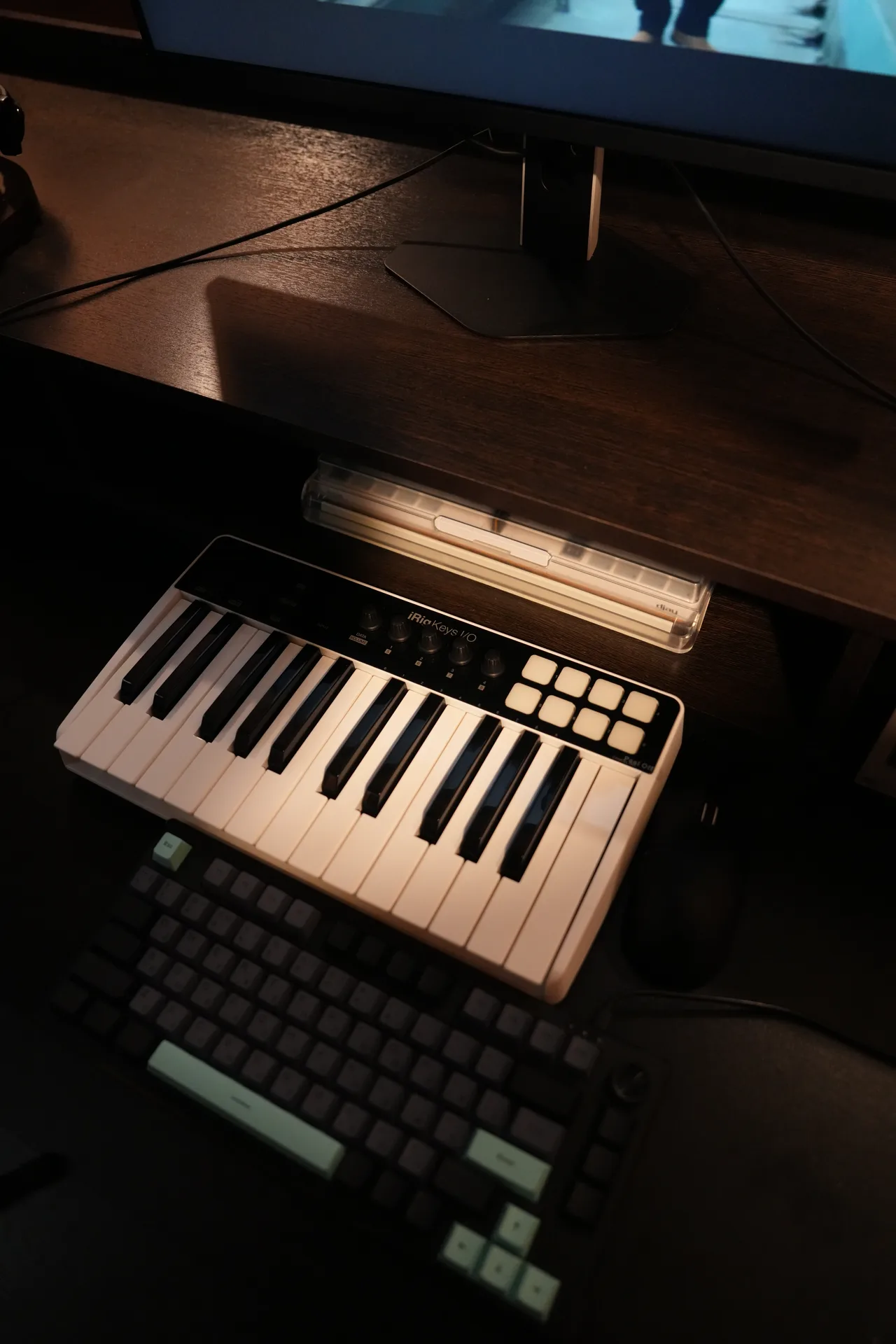 Клавиши MIDI-контроллера на рабочем месте студии